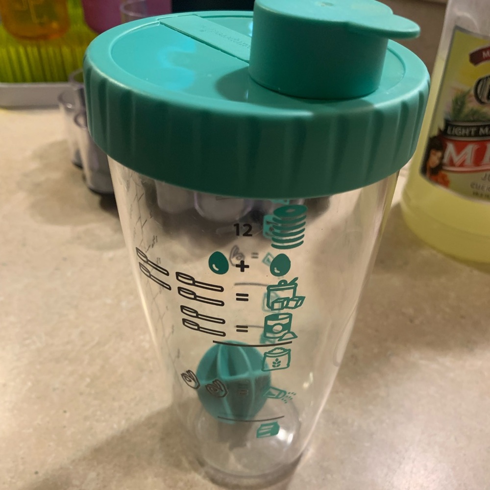 Pancake bottle shaker